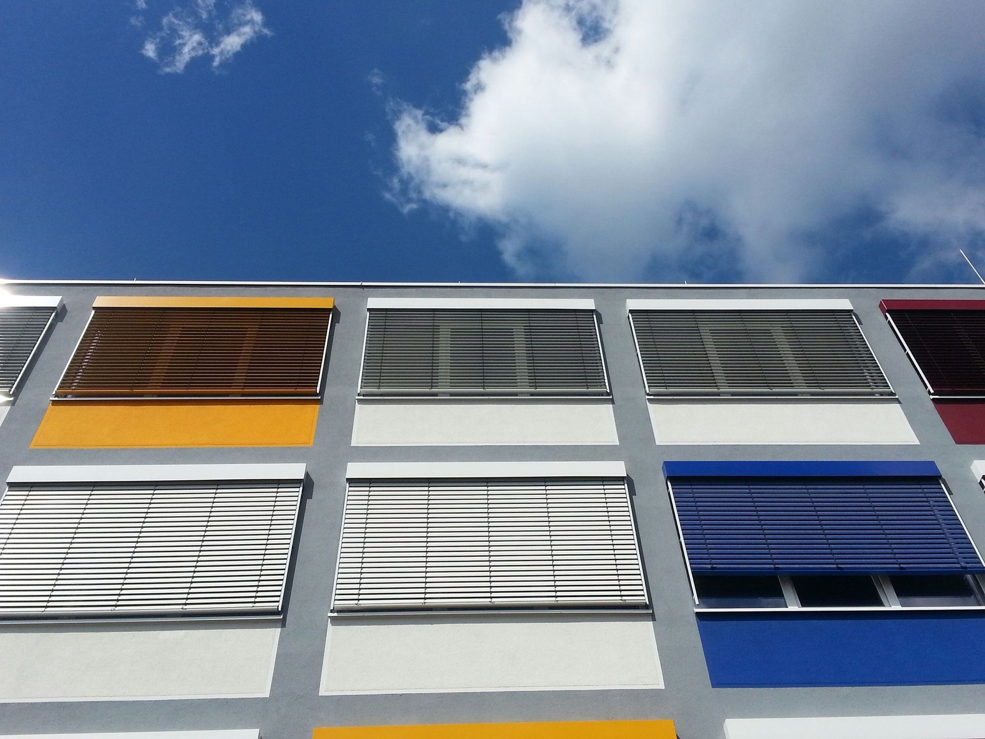 Lamellenstoren verschiedene Farben an Hausblock - Ivens Storenbau