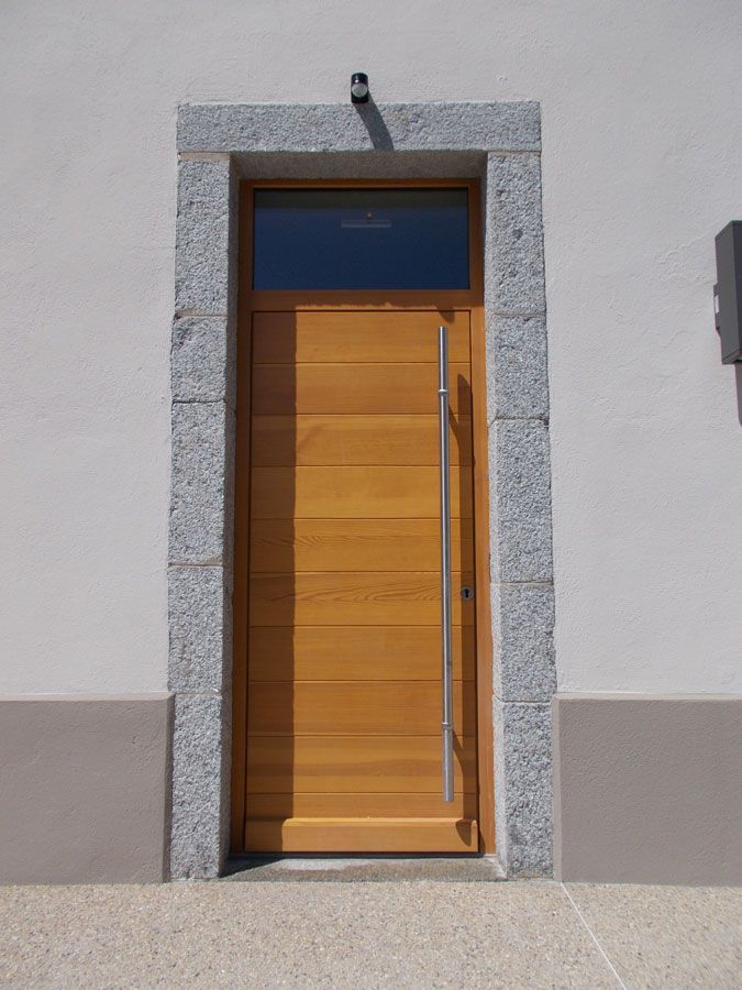 Porte d'entrée en bois vue de l'extérieur