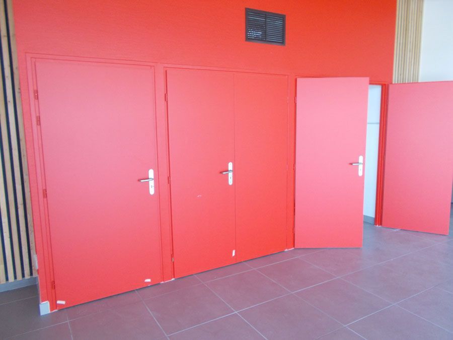 Multiples portes intérieures rouges