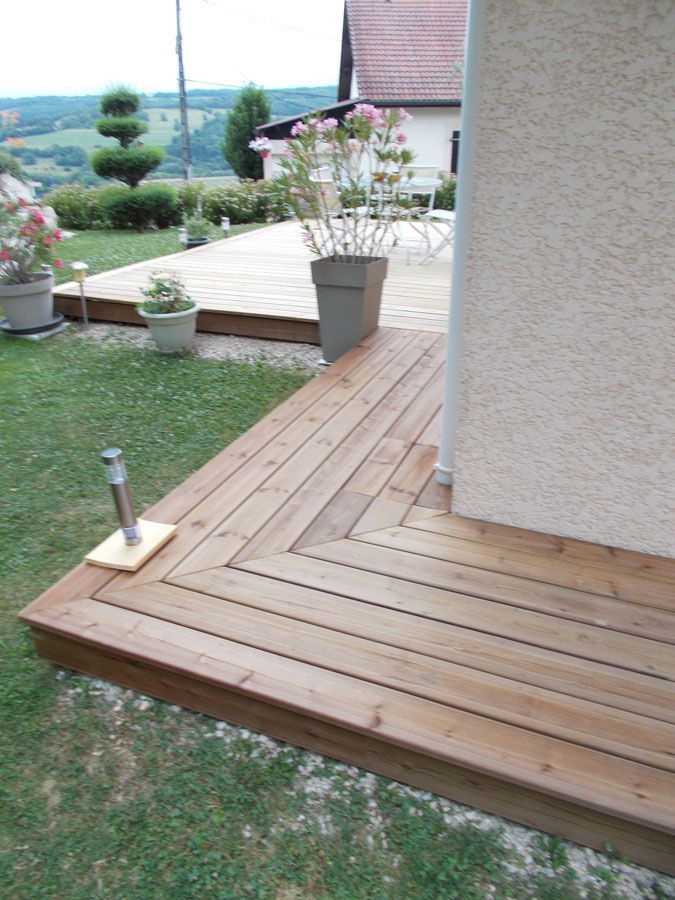 Terrasse qui fait le tour d'une propriété
