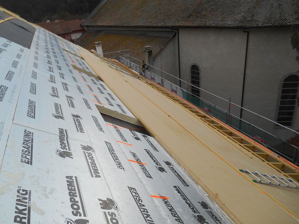 Isolation d'un toit avec la méthode du sarking