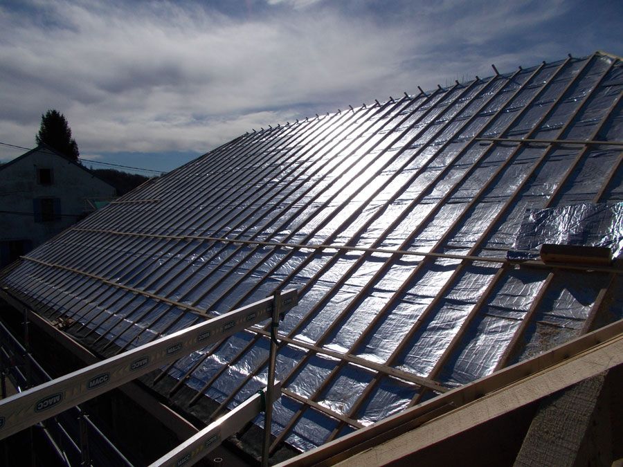 Toiture recouverte d'une couche isolante