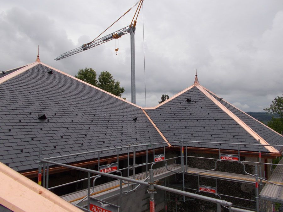 Toit en ardoise avec échafaudage