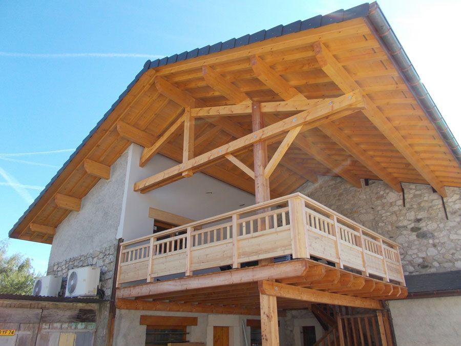 Structure extérieure d'une terrasse en bois avec charpente