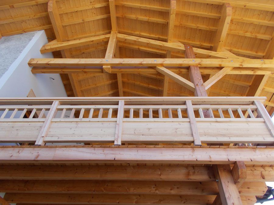 Charpente à l'intérieur d'une maison avec rembarde de protection en bois