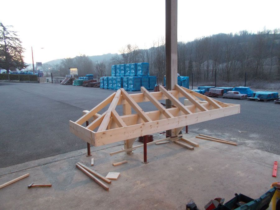 Morceau de charpente en construction