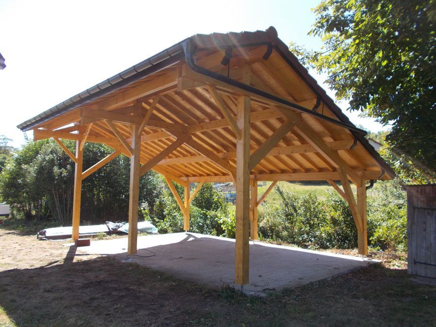 Carport dans un jardin