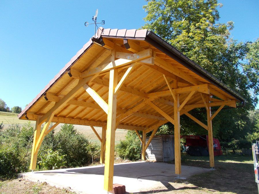 Carport en bois dans un jardin