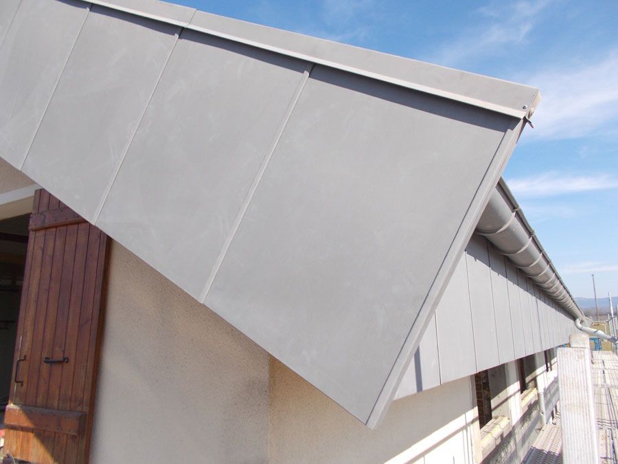 Plaque en acier sur le côté d'une toiture et gouttière