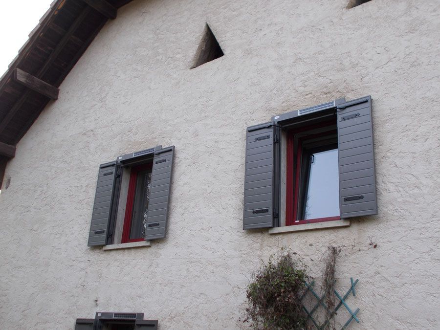 Fenêtre avec volets en PVC