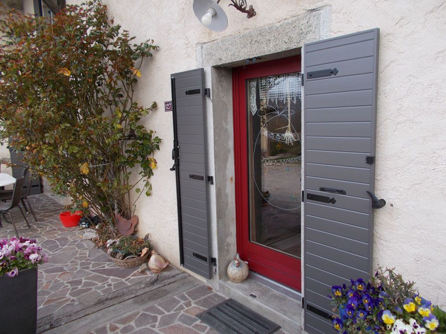 Porte-fenêtre avec volets en PVC