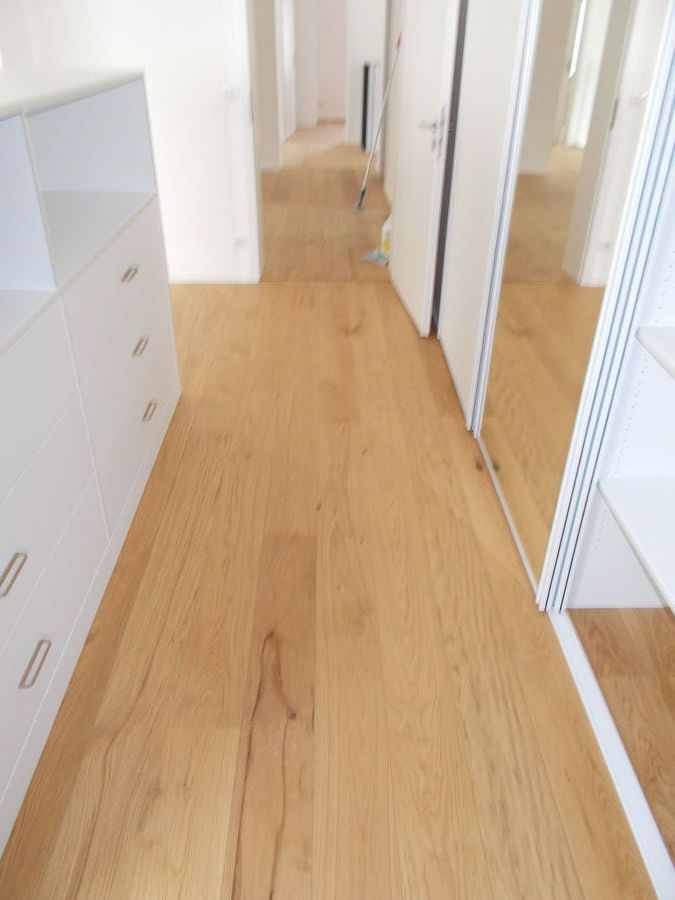 Sol en parquet devant des placards à porte coulissante