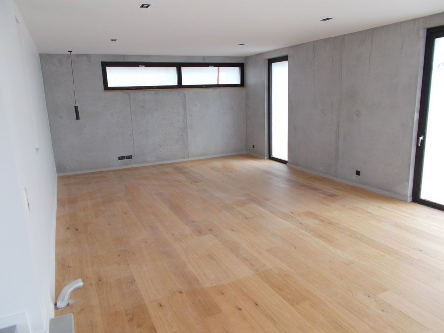 Pièce vide avec sol en parquet