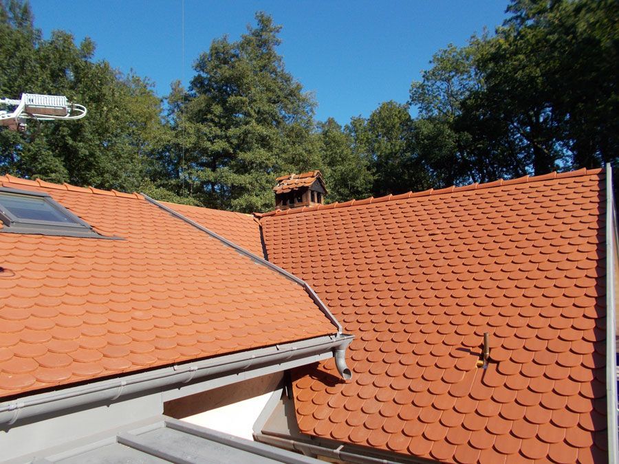 Toit de maison en tuiles avec fenêtre de toit