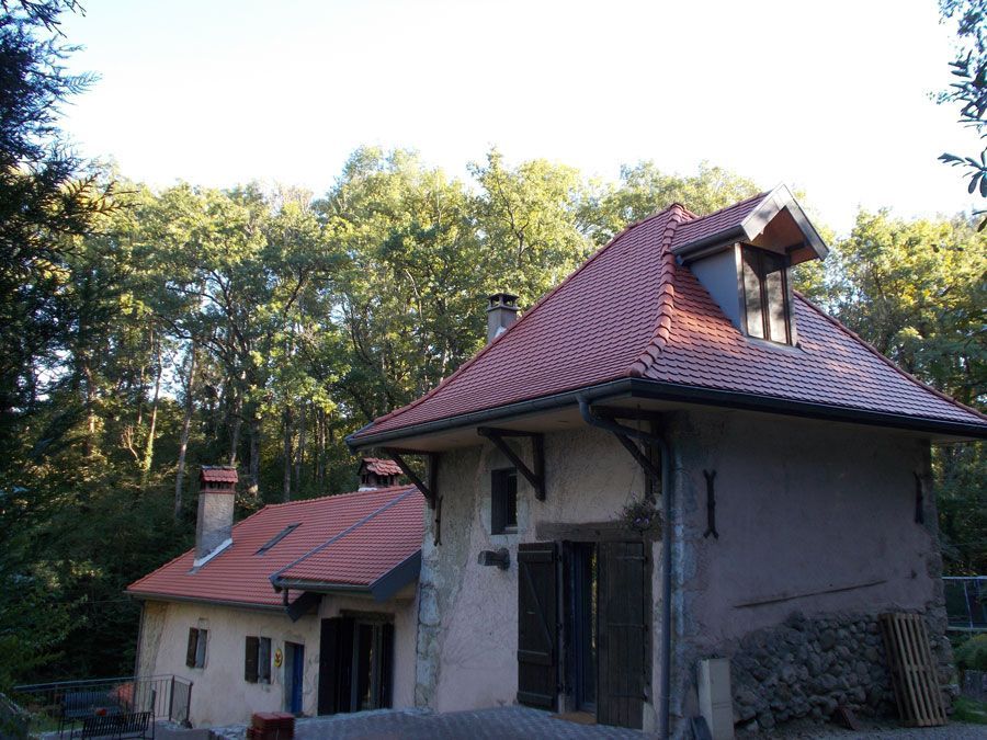 Maison avec toit en tuiles