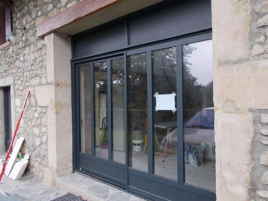 Porte-fenêtre noire d'une maison en rénovation