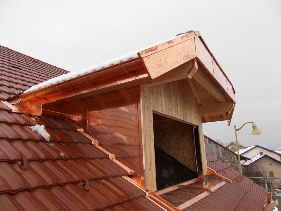 Fenêtre de toit chien assis légèrement enneigée