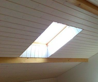 Fenêtre de toit puits de lumière dans des combles aménagés