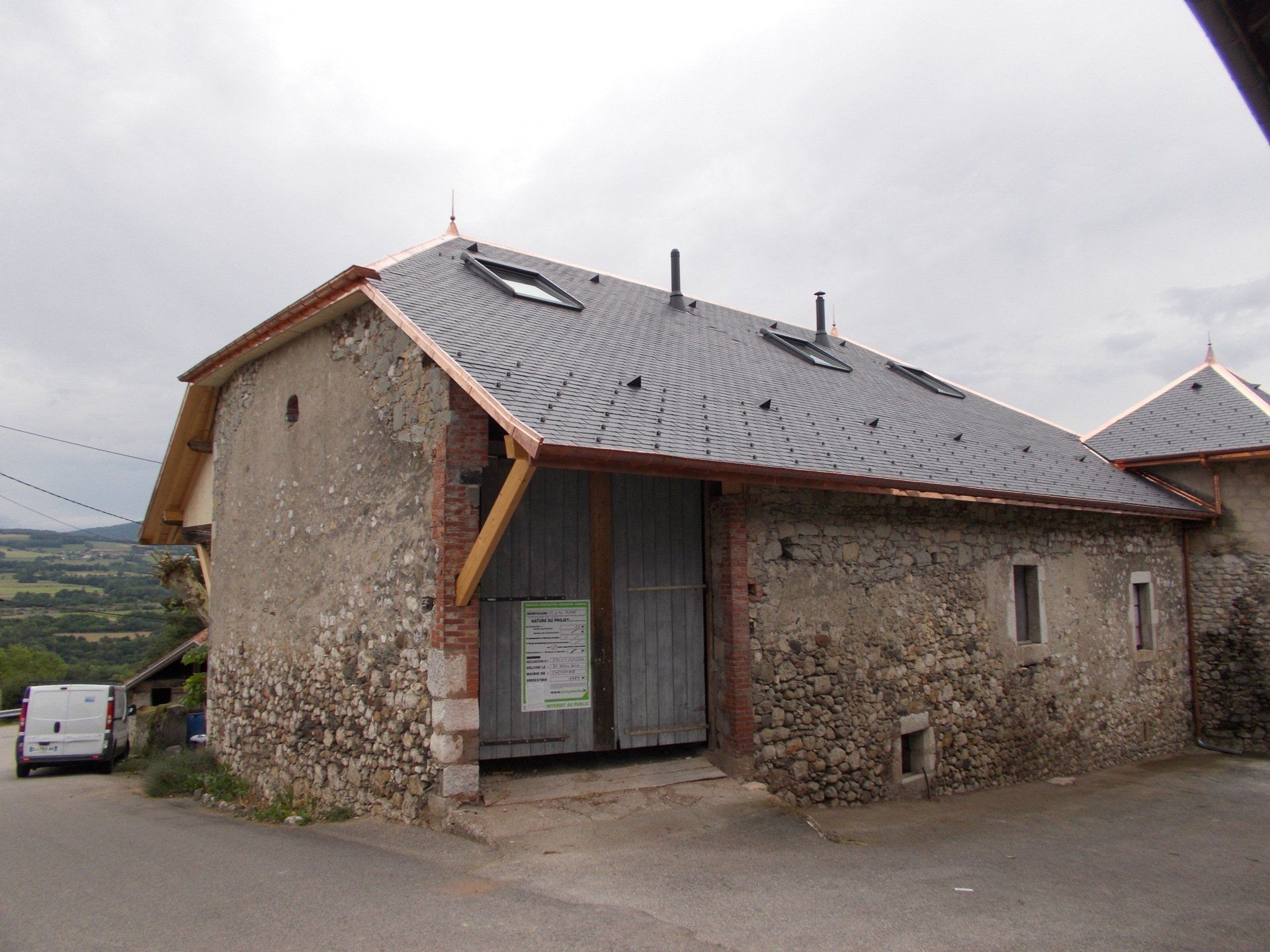 Vieille maison avec toiture inclinée