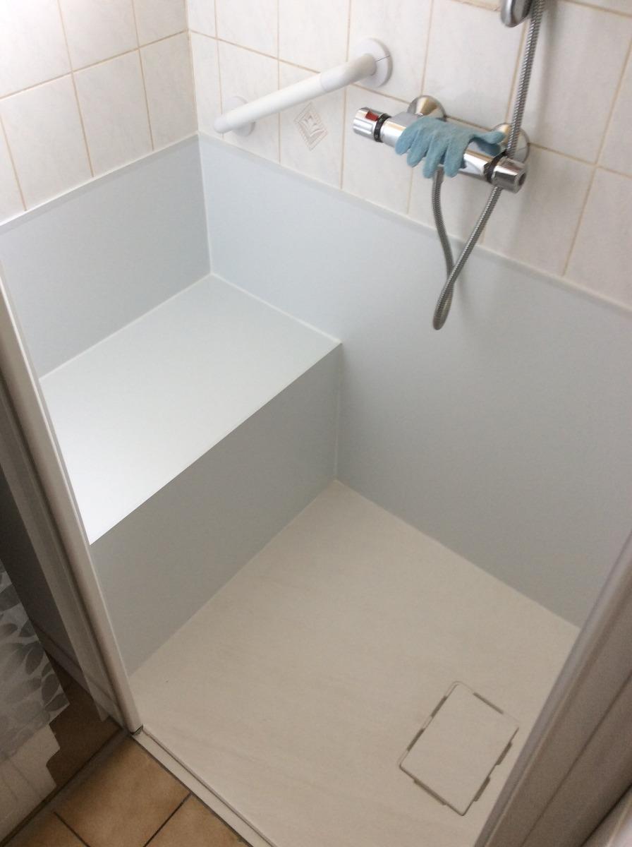 Douche à l’italienne avec banc intégré