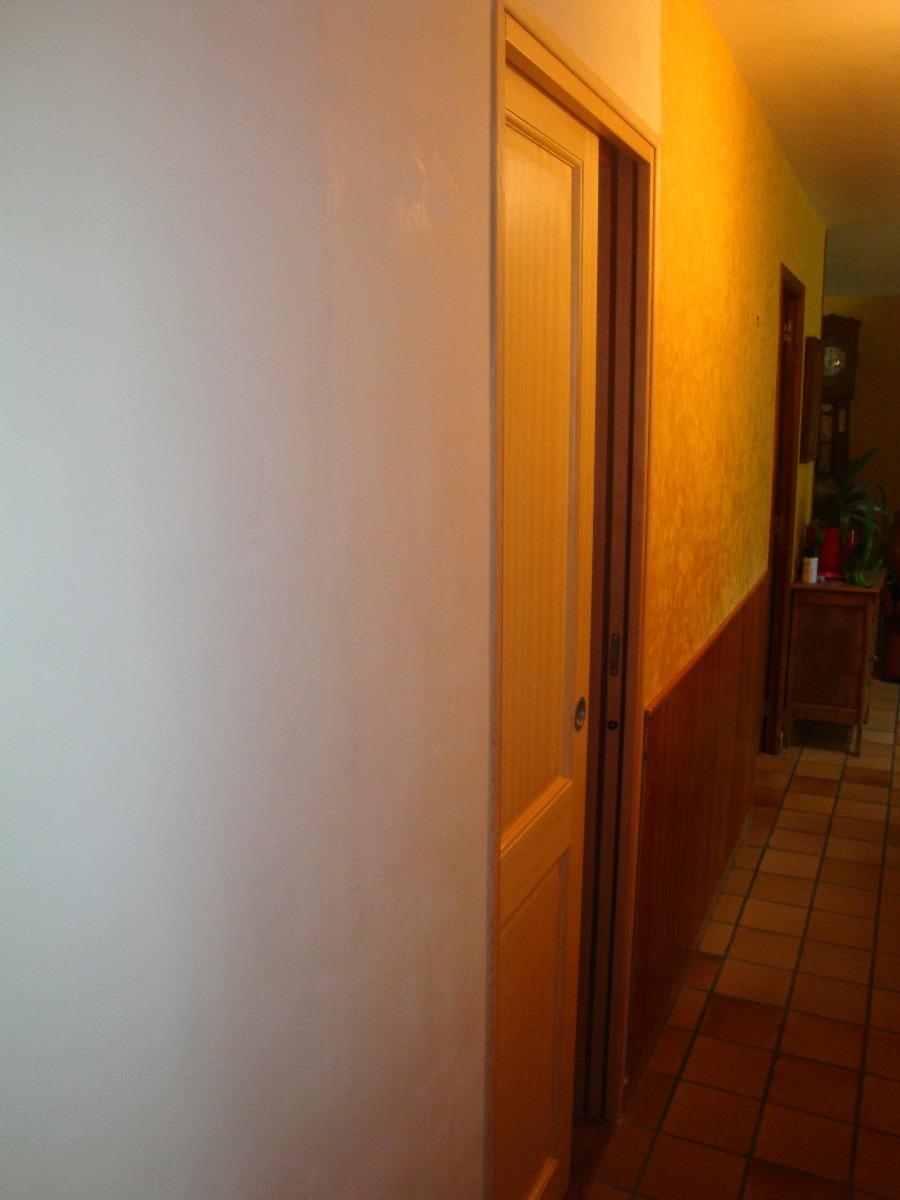 Porte coulissante dans un couloir