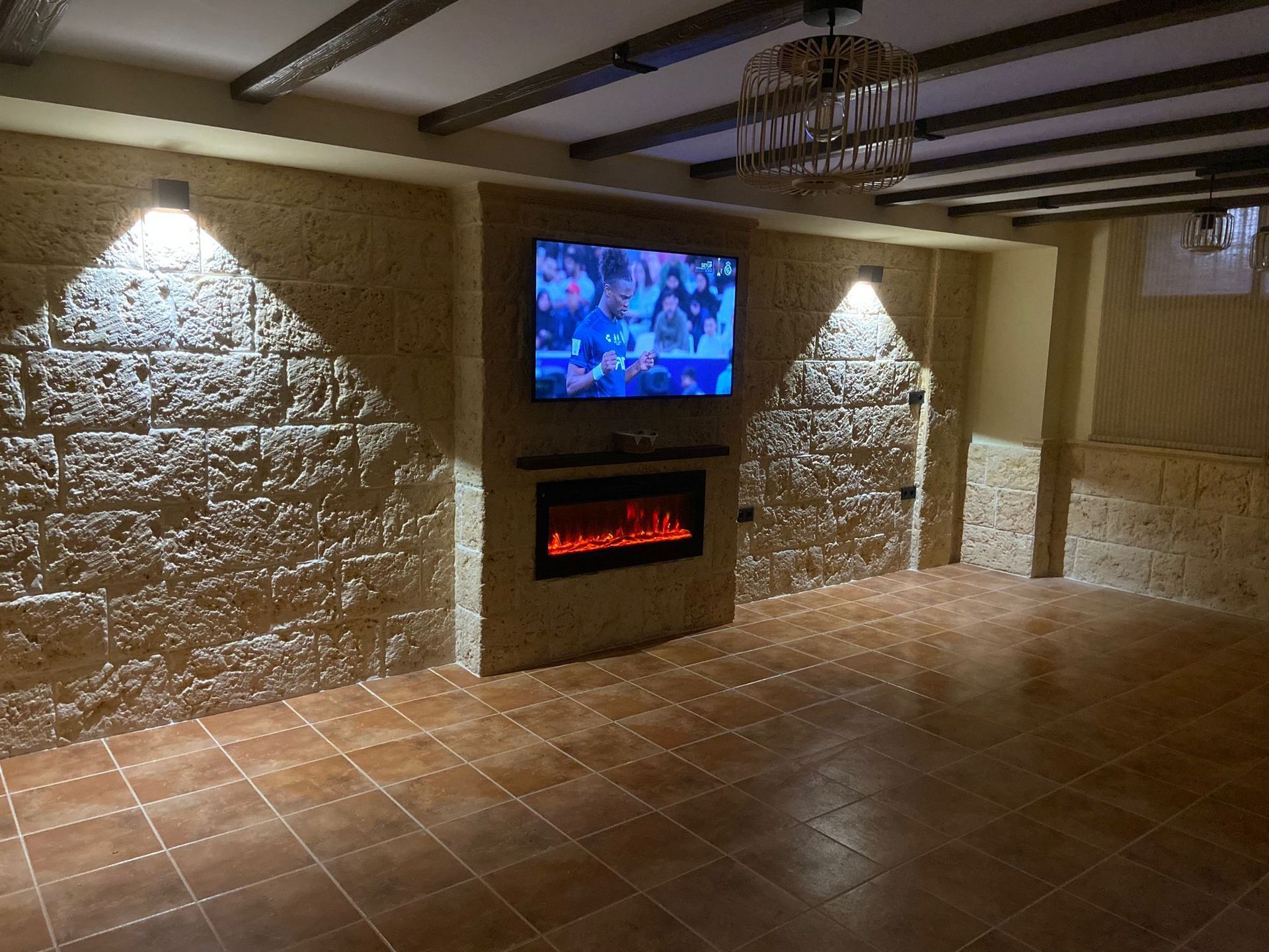 Una sala de estar con chimenea y TV de pantalla plana.