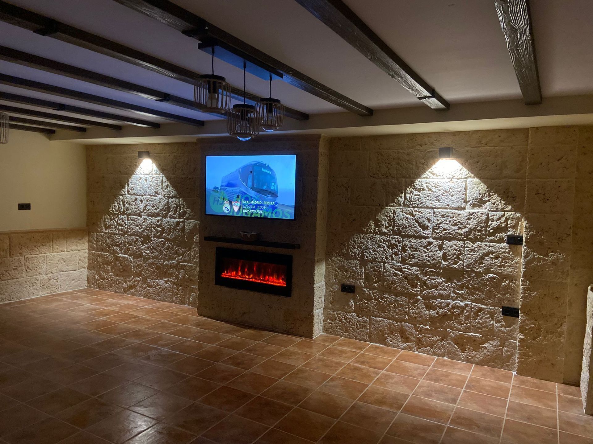 Una sala de estar con chimenea y TV de pantalla plana.