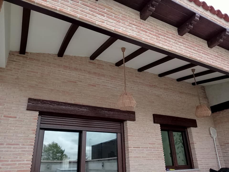 Un edificio de ladrillo con techo y ventana