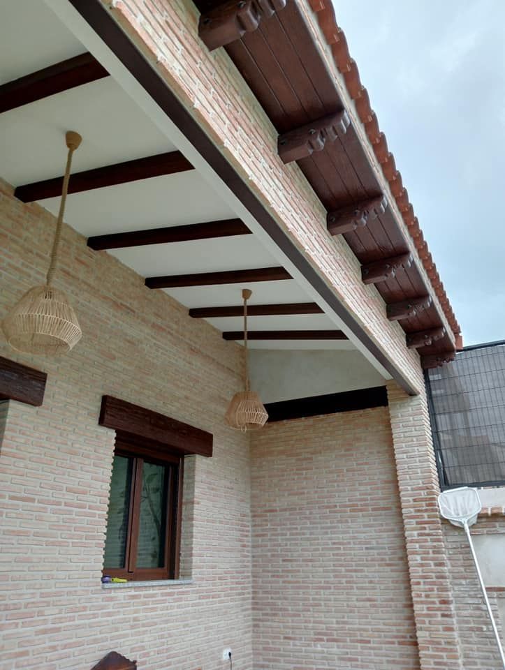 Un edificio de ladrillo con techo de madera y una ventana.