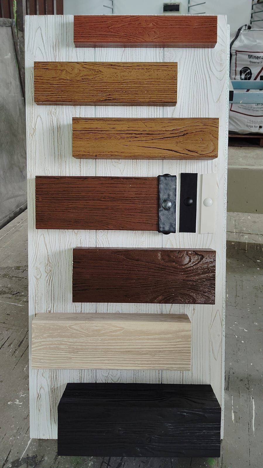 Una exhibición de diferentes tipos de madera en una pizarra blanca.