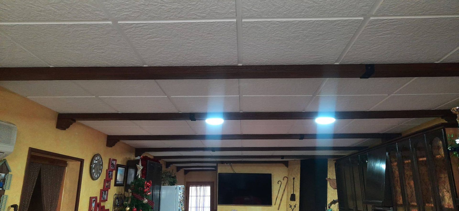 Hay un árbol de Navidad en el medio de la habitación.