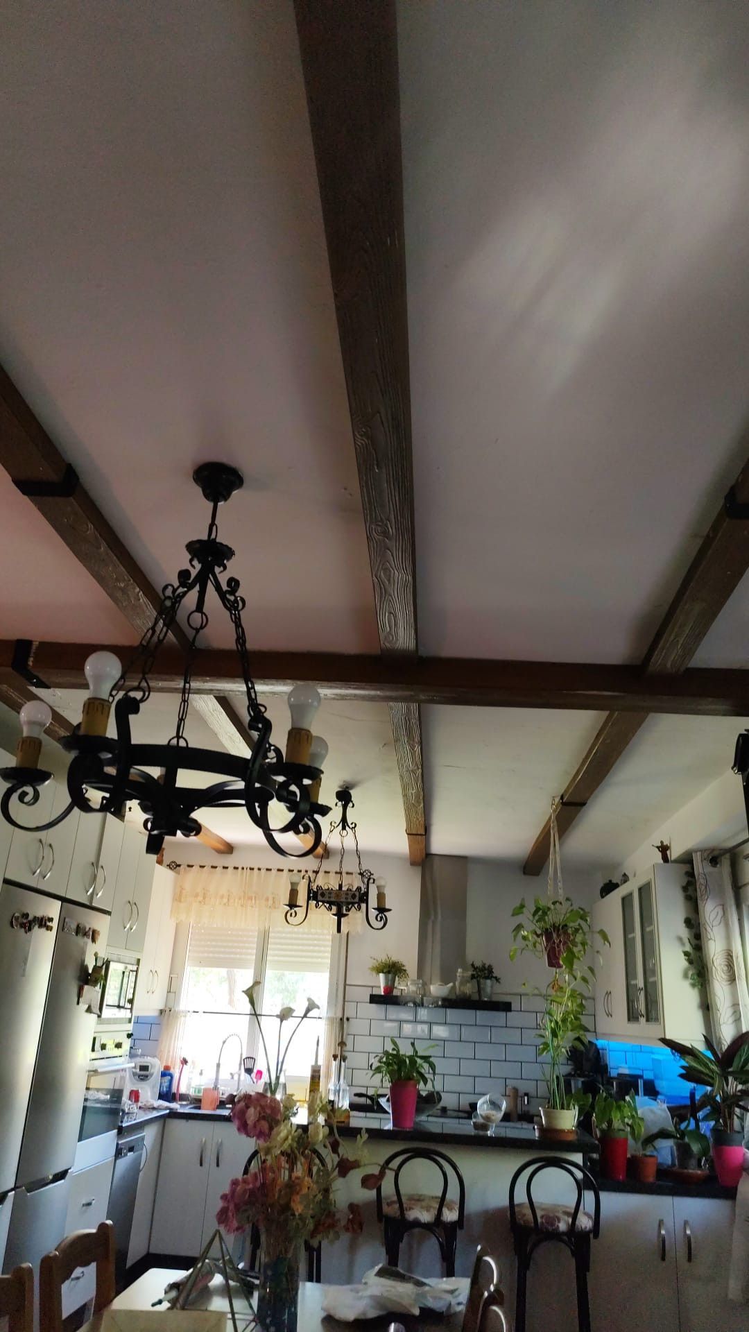 Una cocina con una lámpara de araña colgando del techo.