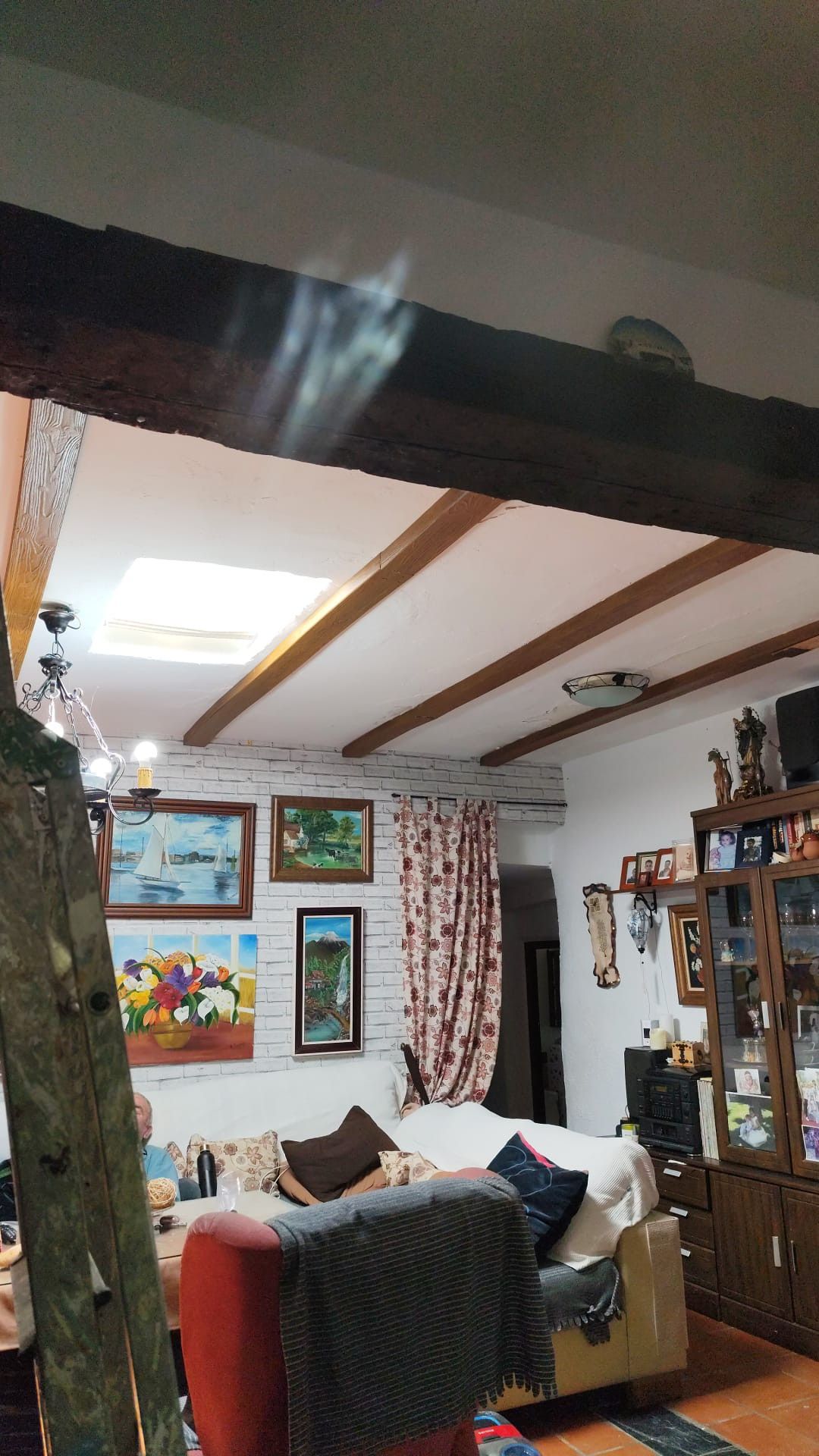 Una sala de estar con un sofá y un reloj en la pared.