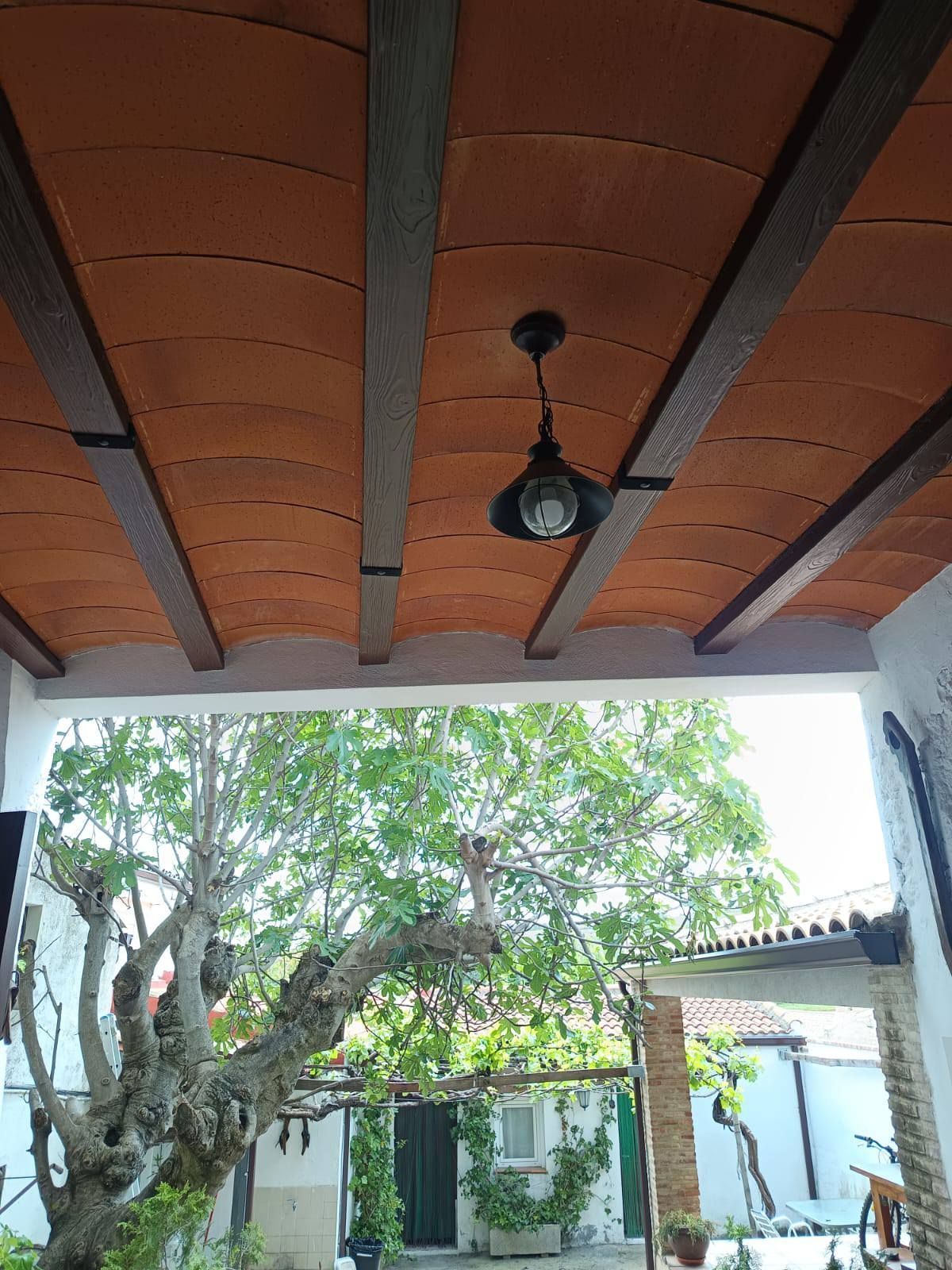 Una lámpara de techo cuelga del techo de un edificio.