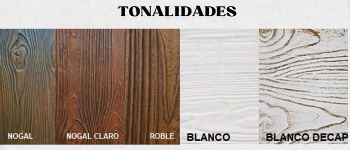 Un edificio de ladrillo con una puerta de madera y escaleras.