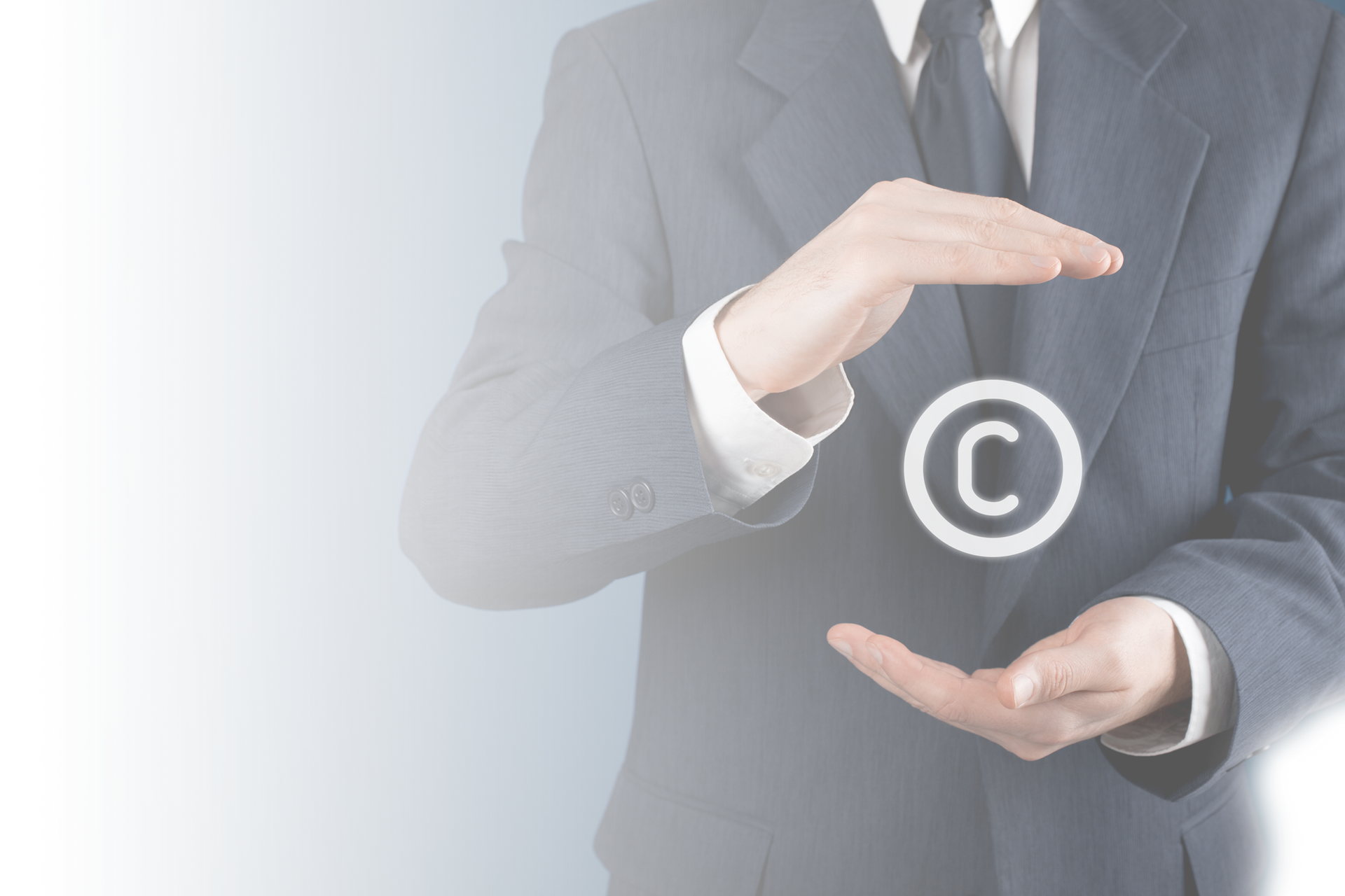 Personne en costume tenant par la main un symbole de droit d'auteur.