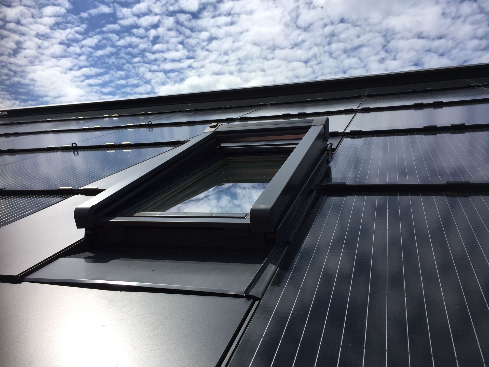 Dachfenster mit Aussenrollo-Tobler Spenglerei und Bedachungen