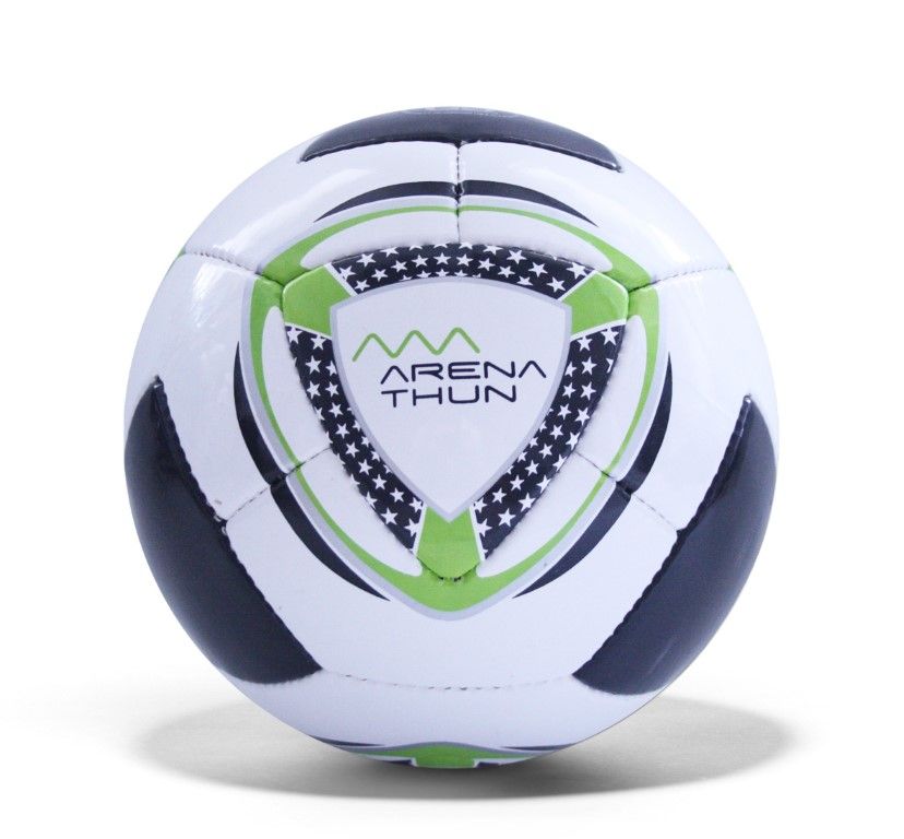 Weißer Fußball mit schwarzen und grünen Akzenten; Logo „Arena Thun“.