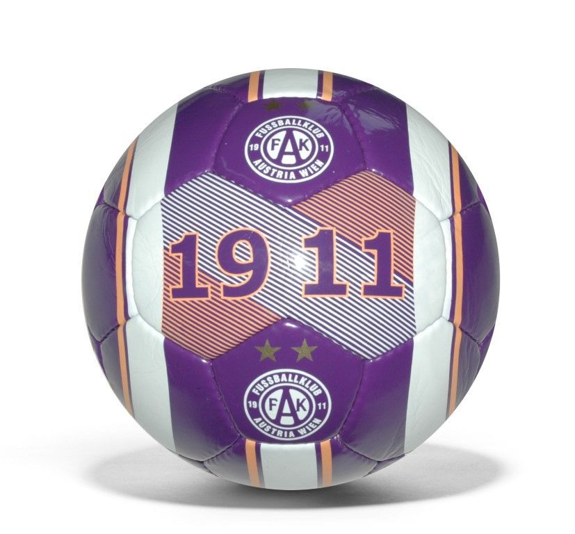 Lila-weißer Fußball mit der Aufschrift „1911“ und den Teamlogos; der Ball befindet sich auf weißem Hintergrund.