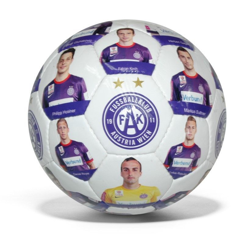 Fußball mit Porträts der Spieler von Austria Wien. Weißer Ball mit violetten und goldenen Akzenten.