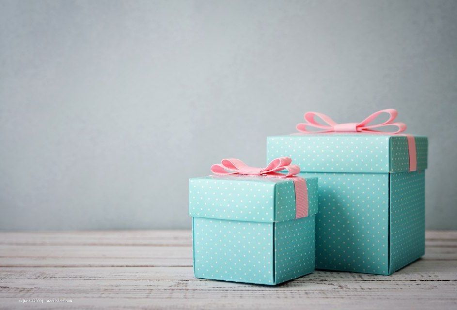 Türkise Geschenkboxen mit rosa Schleifen