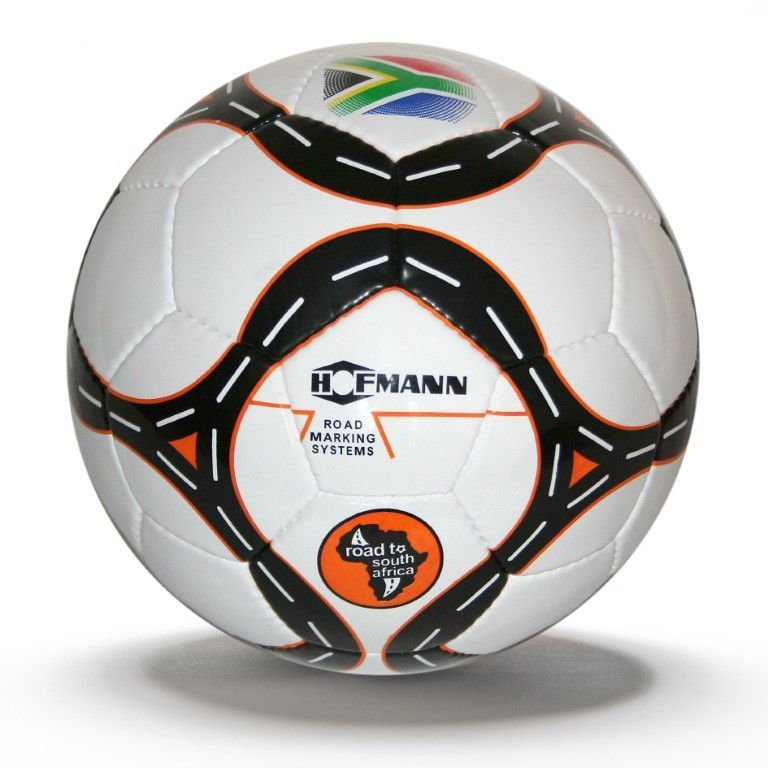 Fußball mit Straßenmarkierungsdesign, südafrikanischer Flagge, Hofmann-Logo und „Road to Africa“-Text.