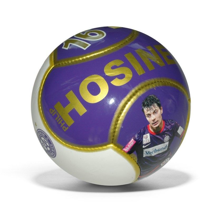 Fußball mit violetten und goldenen Einsätzen, auf denen „HOSINER“ und das Bild eines Spielers zu sehen sind.