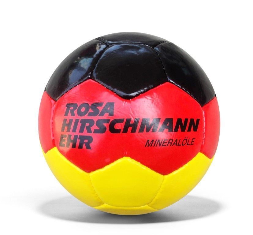 Fußball mit schwarzen, roten und gelben Feldern in den Farben der deutschen Flagge; Aufschrift „ROSA HIRSCHMANN EHR“.