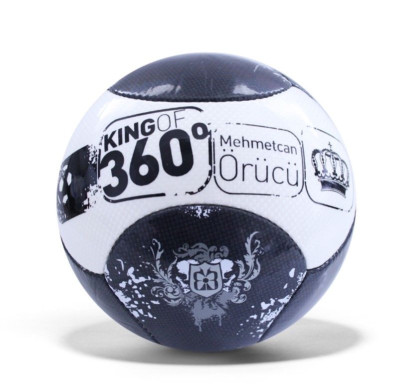 Schwarz-weiß gemusterter Ball mit den Worten „KING OF 360“ und „Mehmetcan Örücü“.