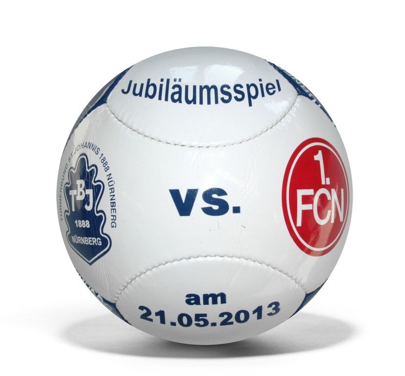 Weißer Fußball mit dem Text „Jubiläumsspiel“ und „21.05.2013“. 1. FCN-Logo vs. TB Jahn-Logo an den Seiten.