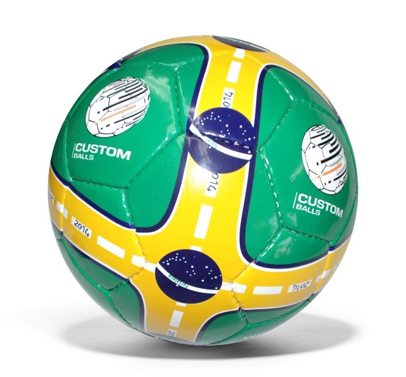 Fußball mit grün-gelbem Design, brasilianischem Flaggenemblem und benutzerdefinierten Balllogos.
