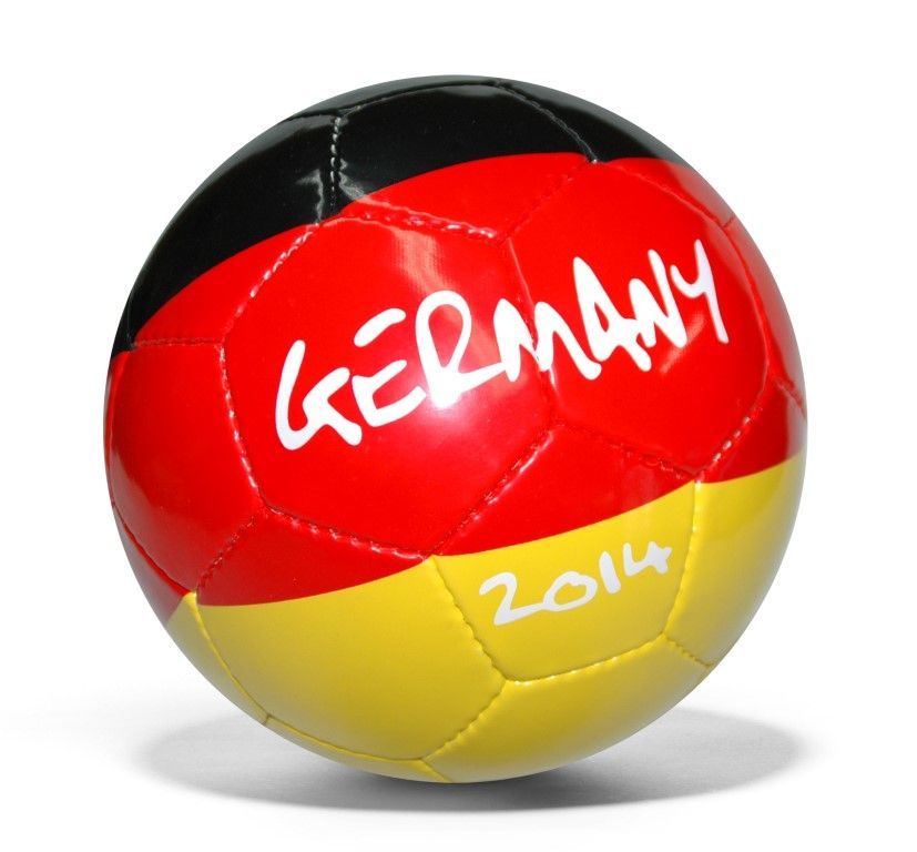Fußball in den Farben der deutschen Flagge, Rot, Schwarz und Gelb, mit der Aufschrift „Deutschland 2014“.