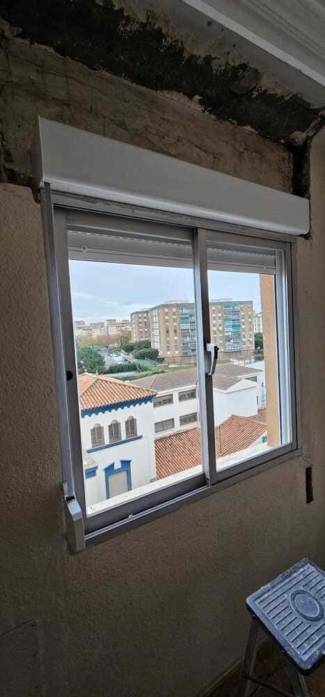 Una ventana en una habitación con vista a una ciudad.