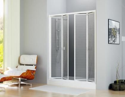 Una sala de estar con una silla y una puerta de ducha.